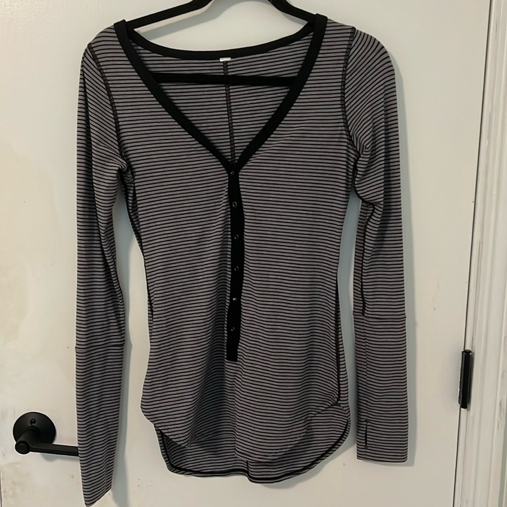 Lululemon size 4 shirt